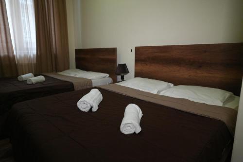 Tempat tidur dalam kamar di Balcony Hotel