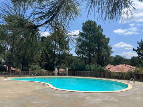 une piscine dans une cour clôturée dans l'établissement Maison au calme sous les pins, à Moliets-et-Maa