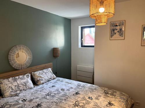 - une chambre avec un lit, un ventilateur et un miroir dans l'établissement Maison au calme sous les pins, à Moliets-et-Maa