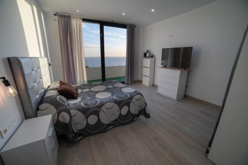 Un dormitorio con una cama con un gato acostado en ella. en Casa joya del Mediterráneo, en Almuñécar