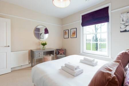 um quarto com uma cama branca e uma janela em Central, Stunning 2 Bed Apartment with Parking! em Cambridge