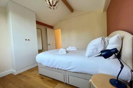 Llit o llits en una habitació de Charming 1 bed super central Terraced House