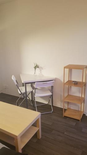 d'un bureau, d'une chaise, d'une table et d'une étagère. dans l'établissement Agréable studio Bordeaux proche toutes commodités, à Bordeaux