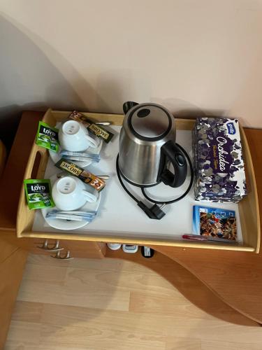 Utensilios para hacer té y café en Hotel Jerevan