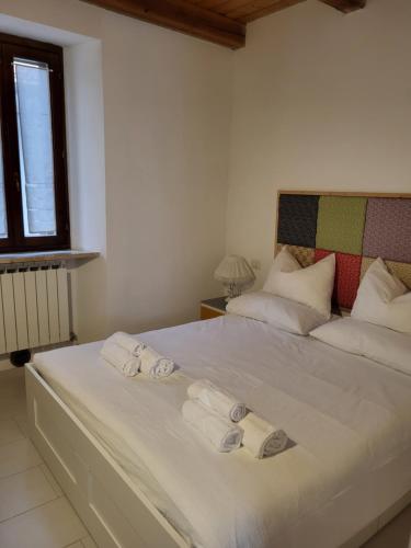1 dormitorio con 1 cama con toallas en TorreCielo, en Foligno