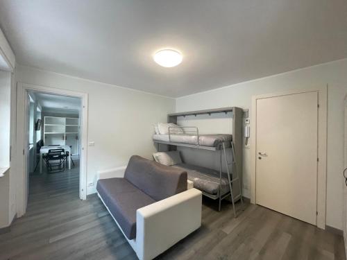 een woonkamer met een bank en een stapelbed bij Appartamento Funivie CIR 0140 in Breuil-Cervinia