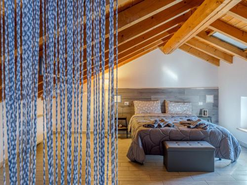 a bedroom with a bed and a wooden ceiling at House Sabbioneta in Sabbioneta