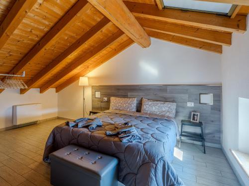 a bedroom with a large bed and a wooden ceiling at House Sabbioneta in Sabbioneta