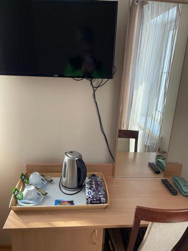 Utensilios para hacer té y café en Hotel Jerevan