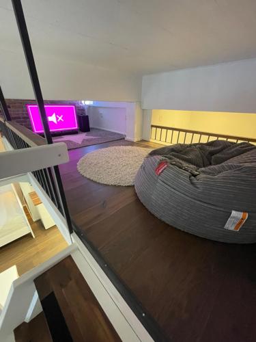 a room with a bed and a laptop on the floor at Ilmastoitu yksiö Turun kupeessa in Lieto
