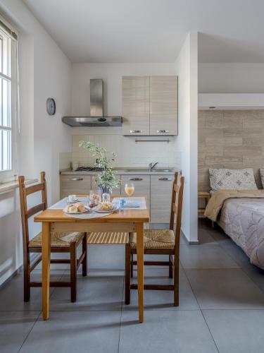 a kitchen and dining room with a table and chairs at House Sabbioneta in Sabbioneta