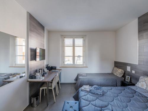 a small room with a bed and a desk at House Sabbioneta in Sabbioneta