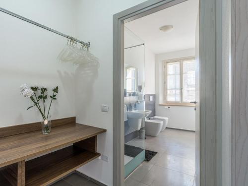 a bathroom with a mirror and a sink and a toilet at House Sabbioneta in Sabbioneta