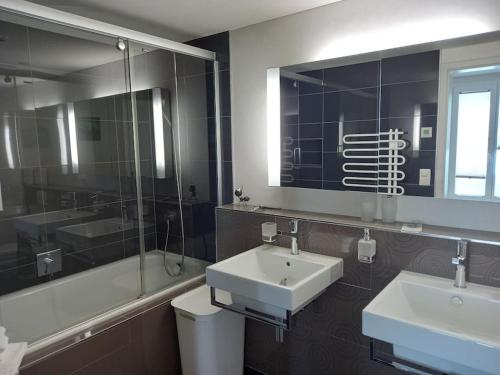 Koupelna v ubytování NEW.. Matten Central Family Suite, sleeps 4