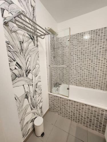 La salle de bains est pourvue d'une fresque murale en noir et blanc. dans l'établissement Bel appartement avec fibre et parking, à Massy