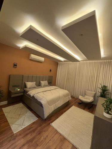 Säng eller sängar i ett rum på شقة VIP للإيجار - حي العقيق الموسى