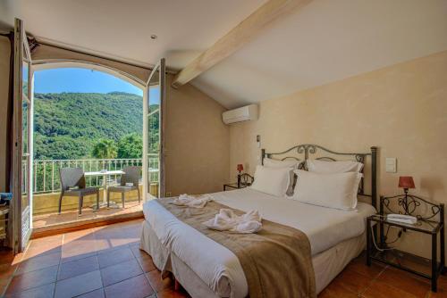 ein Schlafzimmer mit einem großen Bett und einem großen Fenster in der Unterkunft Hôtel Restaurant la Corniche in Bastia