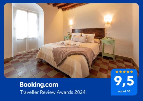 - une chambre avec un grand lit et une fenêtre dans l'établissement La Casita Beneroso, à Alcalá de los Gazules