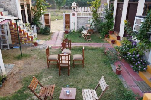 un gruppo di sedie e tavoli in un cortile di Kesaria Tiger Huts a Khilchīpur