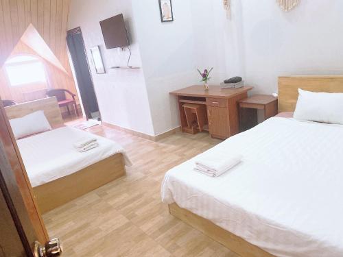 Een bed of bedden in een kamer bij Khách sạn Trí Đức