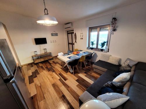 a living room with a couch and a table at Azzurro apartamento Calabria in Marina di Strongoli