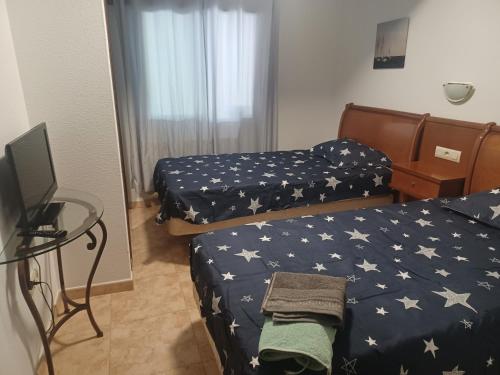 Ein Bett oder Betten in einem Zimmer der Unterkunft Alojamientos O Camiño