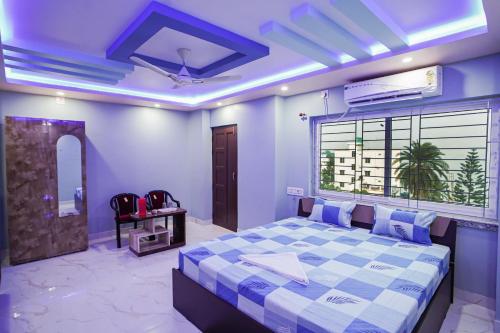 sypialnia z łóżkiem w pokoju z oknem w obiekcie River Leaf Inn Taki w mieście Hāsnābād