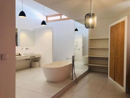 uma casa de banho com uma banheira grande e um lavatório em Mansa Marina Hotel em Mindelo