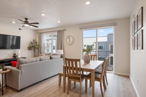 een woonkamer met een tafel en een bank bij Desert Disney condo in Atkinville