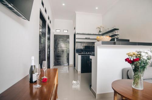 Una cocina o zona de cocina en Villa HBNR Two-Bedroom Tiny House with Private Pool in Bali
