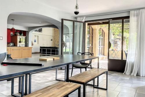 uma sala de jantar com uma mesa e cadeiras numa cozinha em La Casalissa em Flaux