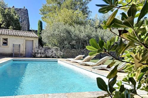 uma piscina com espreguiçadeiras ao lado de uma casa em La Casalissa em Flaux