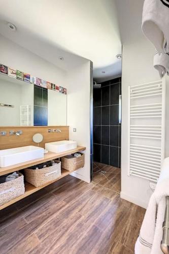 une salle de bain avec un lavabo et un grand miroir dans l'établissement La Casalissa, à Flaux