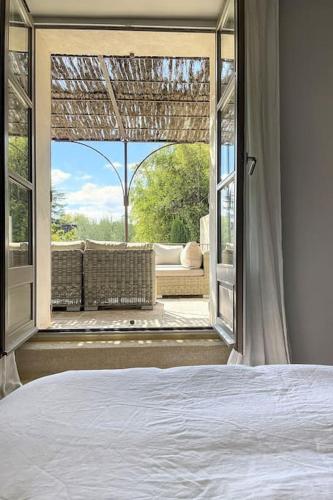 une chambre avec un lit et une grande fenêtre dans l'établissement La Casalissa, à Flaux