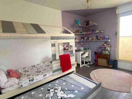 une chambre avec un lit superposé avec Mickey Mouse dessus dans l'établissement Nice duplex flat in Saint-Denis 1km Stade de France, à Saint-Denis
