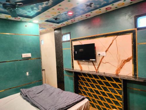 Un televizor și/sau centru de divertisment la Hotel Prem Shanti Inn
