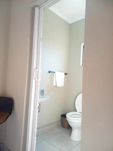 Ένα μπάνιο στο Private Room 2 Mahikeng