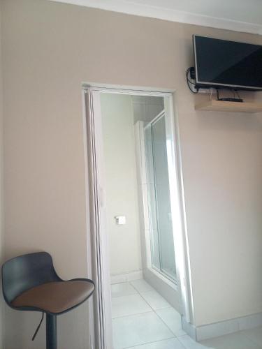 Μια τηλεόραση ή/και κέντρο ψυχαγωγίας στο Private Room 2 Mahikeng