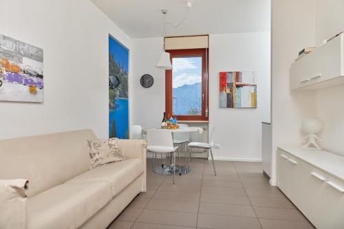 a living room with a couch and a table at CallaLillyJardin in Malcesine