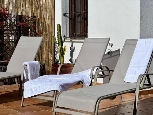 a group of chairs sitting on a patio at La Terraza de Porvenir 10 - Jerez de la Frontera in Jerez de la Frontera