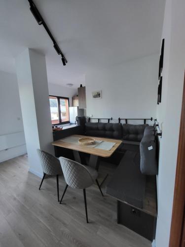 une salle à manger avec une table et un canapé dans l'établissement KS Rooftop 180°, à Bansko