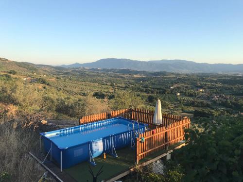 - une vue sur la piscine située sur une colline dans l'établissement House near Rome with Beautiful Views and Pool, à Piglio