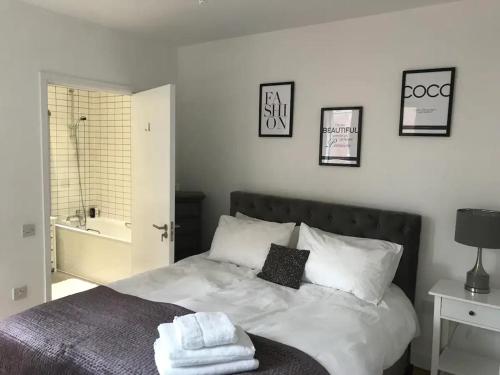 1 dormitorio con 1 cama con toallas en Central Charm Dwelling, en Londres
