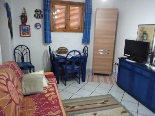 een woonkamer met een bank en een tafel bij Ibiscus Casa Marina in Campomarino