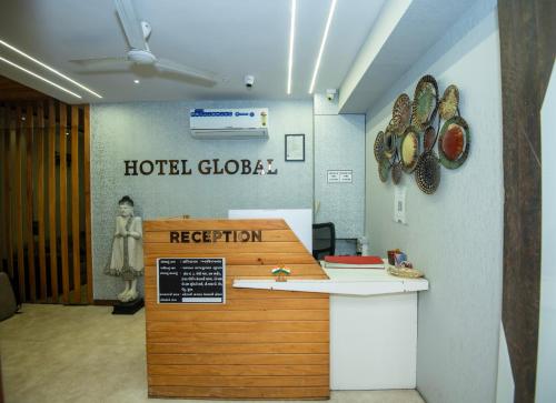 uma recepção de hotel gloria num quarto de hotel em Hotel Global em Bhatha
