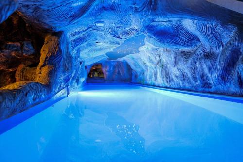 uma piscina numa gruta de gelo em Penzión Zbojnícky Halaš em Tisovec