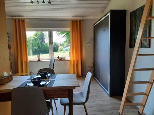 的住宿－WalHOME: Hohes Venn, 3 Grenzen, Natur，一间带桌椅和梯子的用餐室