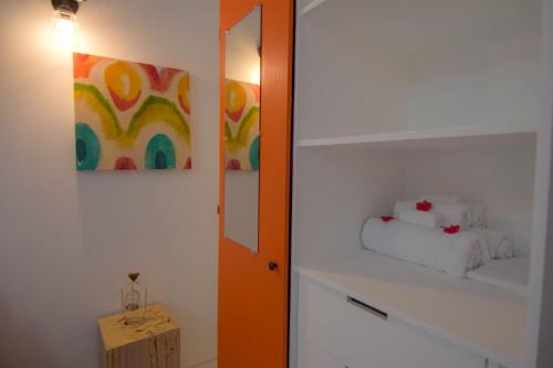 - une chambre avec un miroir et un lit dans l'établissement Frenz, à Soufrière