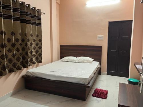 een slaapkamer met een bed in een kamer bij Sumangal Homestay in kolkata