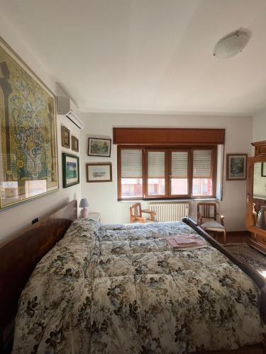 ein Schlafzimmer mit einem großen Bett in einem Zimmer in der Unterkunft CASA ZANON in Quattromiglio